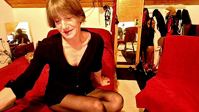 Hot Colettte online show from May 16, 11:36 pm