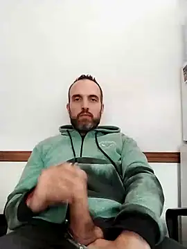 Snapshot of leon3875 chatting on December 5, 3:28 pm leon3875 online show from December 5, 3:28 pm