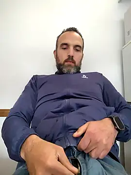 Snapshot of leon3875 chatting on December 19, 3:30 pm leon3875 online show from December 19, 3:30 pm