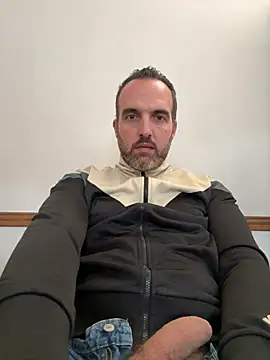 Snapshot of leon3875 chatting on February 19, 3:30 pm leon3875 online show from February 19, 3:30 pm