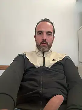 Snapshot of leon3875 chatting on February 25, 3:32 pm leon3875 online show from February 25, 3:32 pm