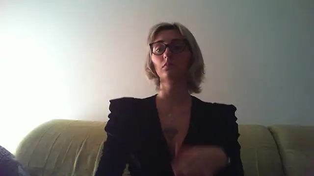 Snapshot of sexy_blondie92 chatting on January 19, 11:00 pm sexy blondie92 online show from January 19, 11:00 pm