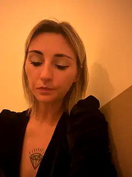 Snapshot of sexy_blondie92 chatting on October 25, 8:14 pm sexy blondie92 online show from October 25, 8:14 pm