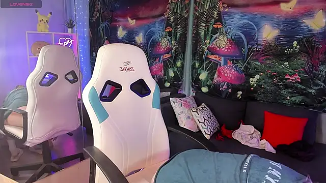 Snapshot of TiffanyBatson chatting on December 21, 7:24 am TiffanyBatson online show from December 21, 7:24 am