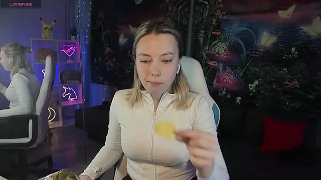 Snapshot of TiffanyBatson chatting on December 21, 11:01 am TiffanyBatson online show from December 21, 11:01 am