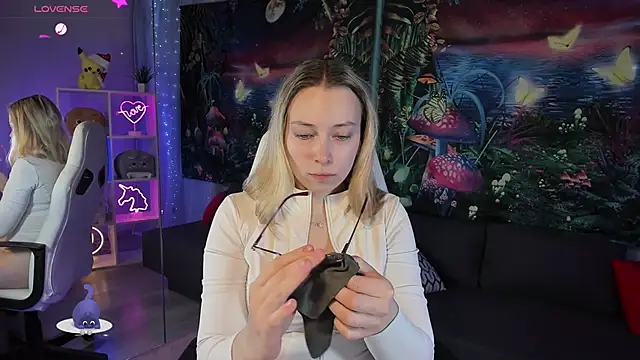 Snapshot of TiffanyBatson chatting on January 21, 5:27 am TiffanyBatson online show from January 21, 5:27 am