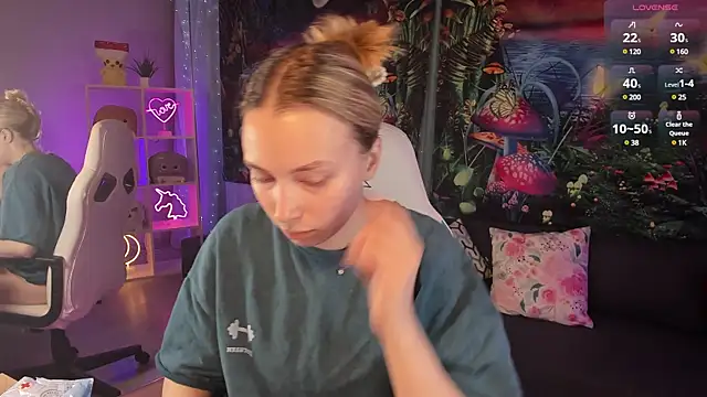 Snapshot of TiffanyBatson chatting on February 5, 4:37 am TiffanyBatson online show from February 5, 4:37 am