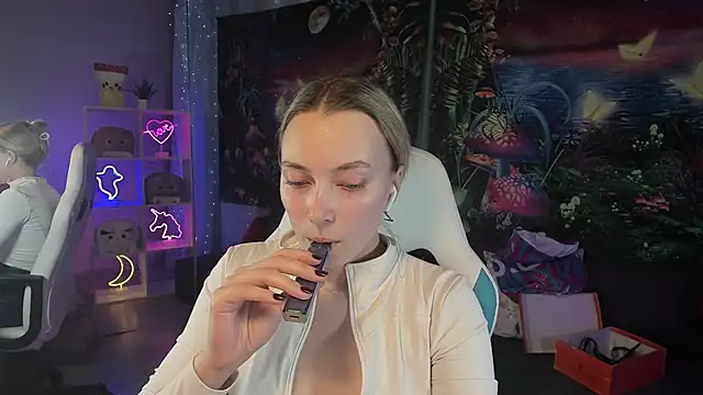 Snapshot of TiffanyBatson chatting on February 5, 7:39 am TiffanyBatson online show from February 5, 7:39 am