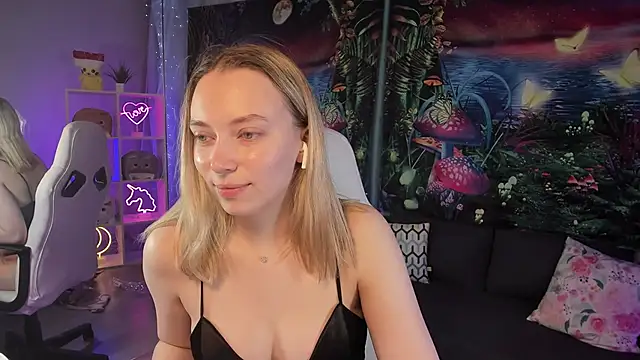 Snapshot of TiffanyBatson chatting on February 6, 7:35 am TiffanyBatson online show from February 6, 7:35 am