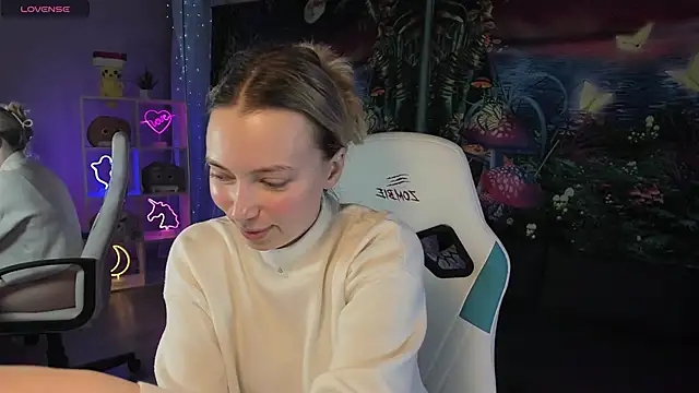 Snapshot of TiffanyBatson chatting on February 19, 4:44 am TiffanyBatson online show from February 19, 4:44 am