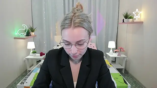 Snapshot of TiffanyBatson chatting on March 6, 8:08 am TiffanyBatson online show from March 6, 8:08 am