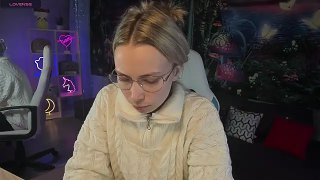 Snapshot of TiffanyBatson chatting on March 12, 4:19 am TiffanyBatson online show from March 12, 4:19 am