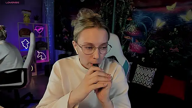 Snapshot of TiffanyBatson chatting on March 17, 7:24 am TiffanyBatson online show from March 17, 7:24 am