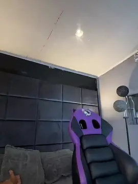 CHERRYY BOMB  online show from March 15, 7:20 pm