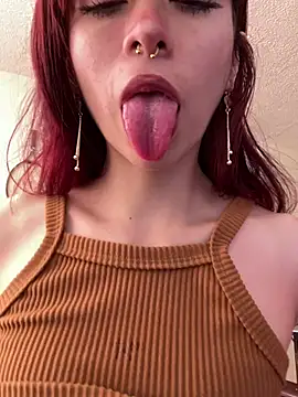 SuzzyyM online show from March 27, 6:40 pm