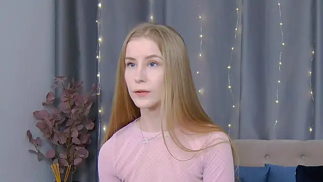 Snapshot of VioletiSwone chatting on February 16, 11:59 am VioletiSwone online show from February 16, 11:59 am
