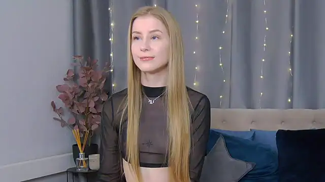 Snapshot of VioletiSwone chatting on February 19, 11:38 am VioletiSwone online show from February 19, 11:38 am