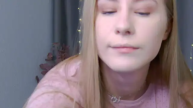 Snapshot of VioletiSwone chatting on February 26, 12:03 pm VioletiSwone online show from February 26, 12:03 pm