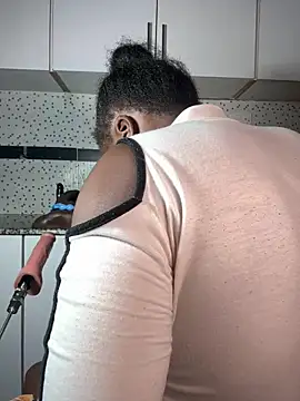 Snapshot of Bella045 chatting on April 3, 10:02 am Bella045 online show from April 3, 10:02 am