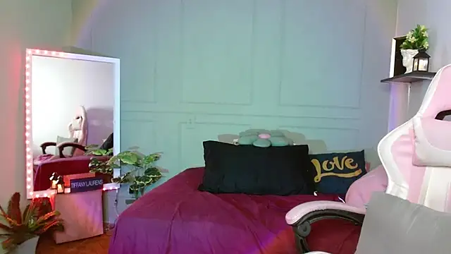 Snapshot of tiffany_laurens chatting on December 8, 12:19 pm tiffany laurens online show from December 8, 12:19 pm