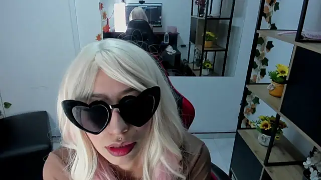 LilithCooperr  online show from December 17, 10:05 pm