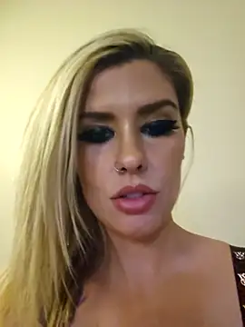 Snapshot of ellieconradxo chatting on December 25, 6:31 am ellieconradxo online show from December 25, 6:31 am