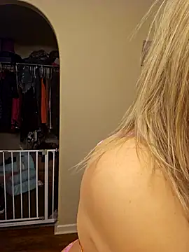 Snapshot of ellieconradxo chatting on February 21, 4:51 am ellieconradxo online show from February 21, 4:51 am