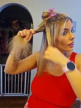 Snapshot of ellieconradxo chatting on December 15, 4:44 pm ellieconradxo online show from December 15, 4:44 pm