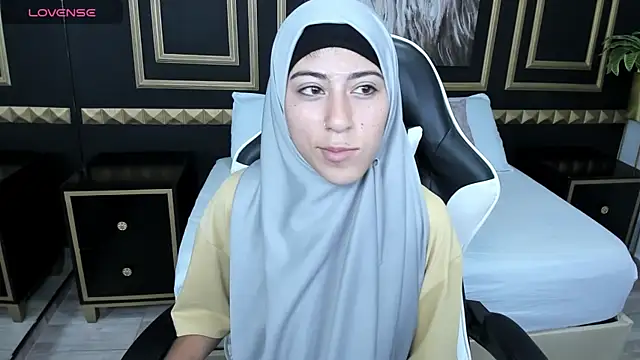 chaymae nah  online show from December 17, 12:43 pm