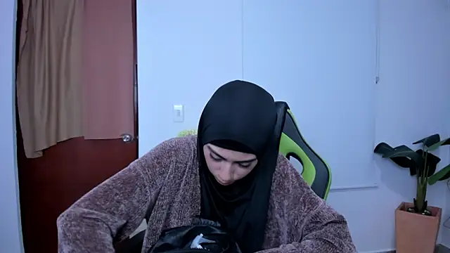 chaymae nah  online show from March 10, 8:01 pm