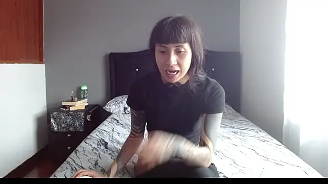 Emilia 1995 online show from November 25, 3:12 pm