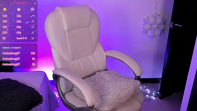 Snapshot of nyna_1 chatting on February 22, 1:44 am nyna 1 online show from February 22, 1:44 am