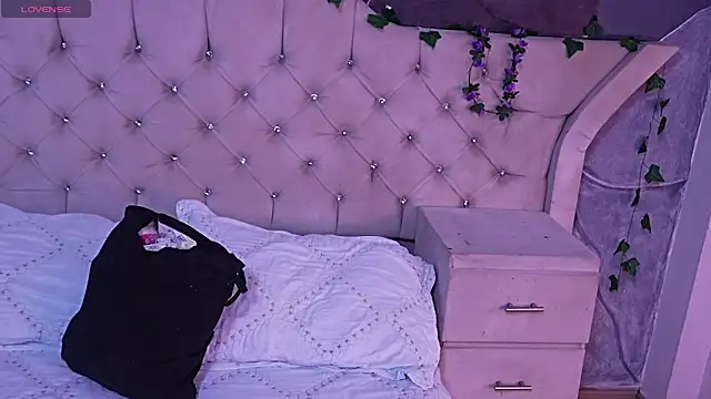 Snapshot of AmberGreyy_ chatting on April 24, 5:48 pm AmberGreyy online show from April 24, 5:48 pm