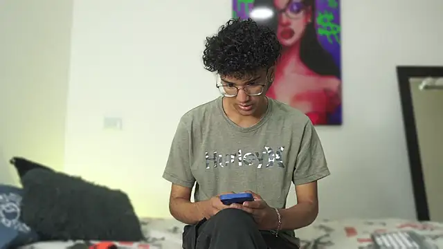 Snapshot of harrytwink18 chatting on December 13, 1:33 pm harrytwink18 online show from December 13, 1:33 pm