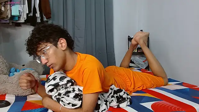 Snapshot of harrytwink18 chatting on February 4, 4:40 am harrytwink18 online show from February 4, 4:40 am