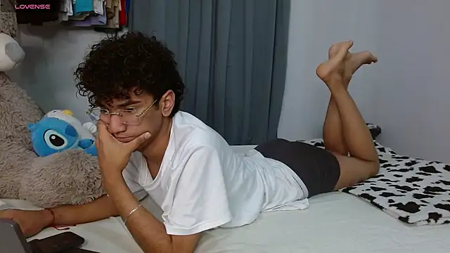 Snapshot of harrytwink18 chatting on April 7, 2:17 pm harrytwink18 online show from April 7, 2:17 pm