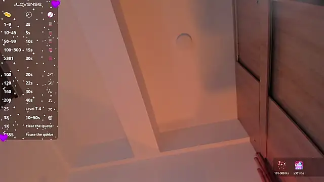 laura-hills18 online show from January 9, 1:03 pm