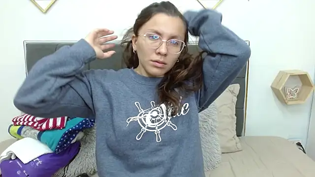 karlamorris  online show from February 18, 1:33 pm