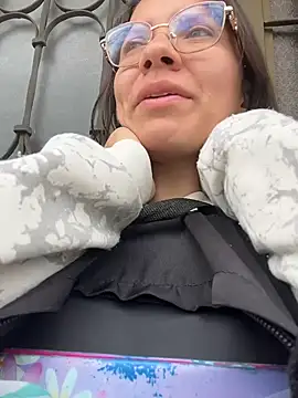 karlamorris  online show from February 18, 1:18 pm