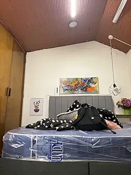 karlamorris  online show from March 5, 1:18 pm