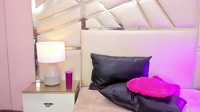 Snapshot of AlanaJones1 chatting on January 22, 2:46 pm AlanaJones1 online show from January 22, 2:46 pm