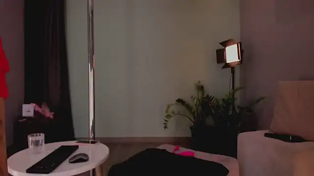 LynnSam  online show from February 15, 1:10 am