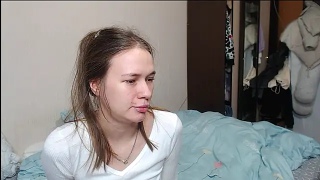 leila bambi  online show from February 4, 12:00 pm