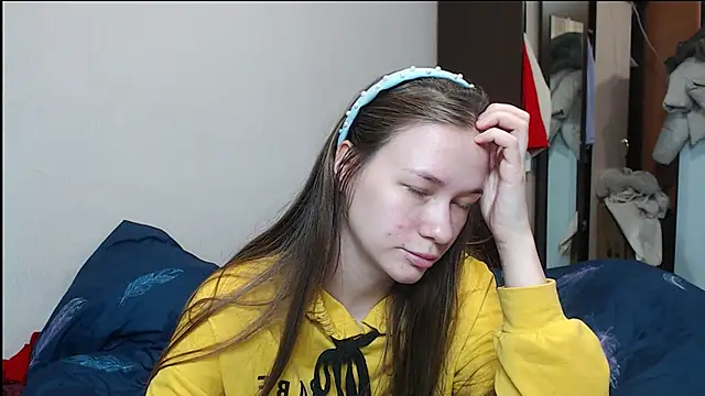 leila bambi  online show from March 11, 4:40 pm