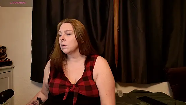 Big Beautiful MILF online show from February 17, 7:42 pm