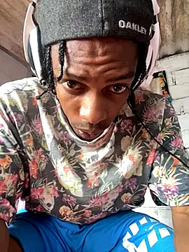 Snapshot of Larry-n-clouds chatting on November 28, 5:04 pm Larry-n-clouds online show from November 28, 5:04 pm