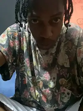 Snapshot of Larry-n-clouds chatting on December 3, 12:29 am Larry-n-clouds online show from December 3, 12:29 am