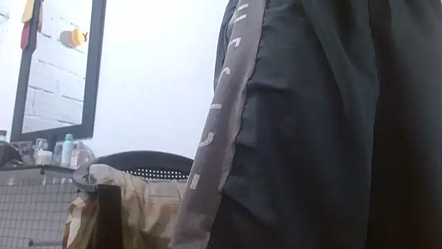 Larry-n-clouds online show from February 1, 7:01 pm