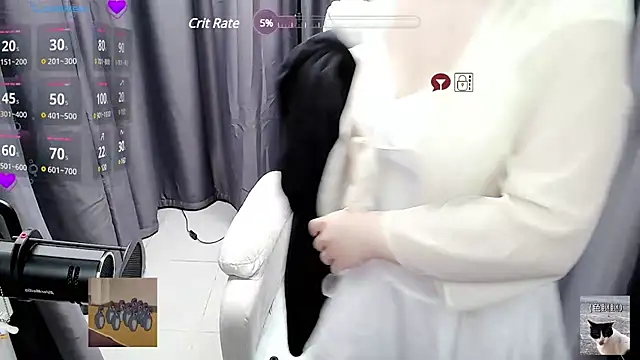 Snapshot of CryKuro_ chatting on December 7, 8:05 pm CryKuro online show from December 7, 8:05 pm