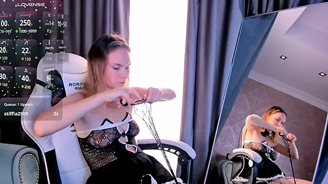 Snapshot of LinaVolberg chatting on November 14, 6:01 am LinaVolberg online show from November 14, 6:01 am